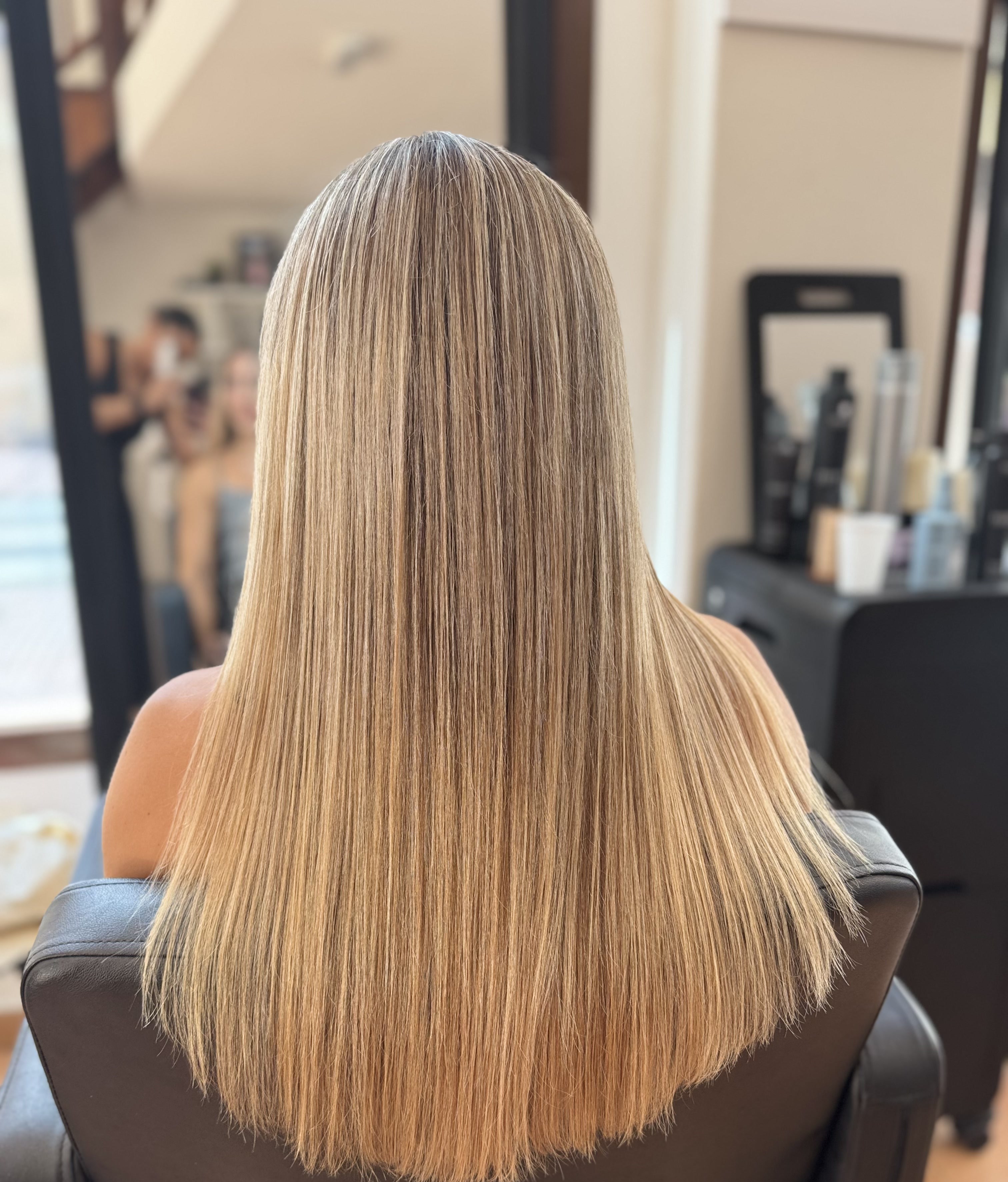 Resultado — mechas de raíz, LIS Hair Studio